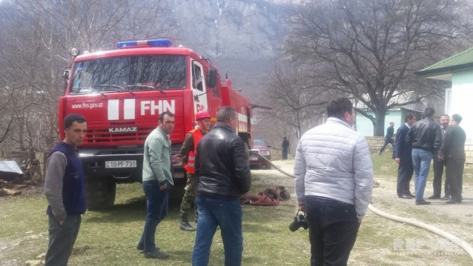В Азербайджане подожгли дом директора школы (фото)