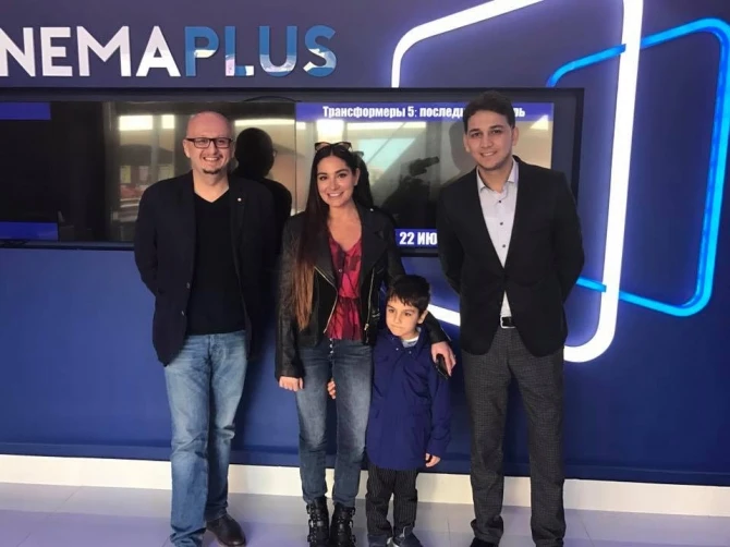 Арзу Алиева с сыном в Cinema Plus