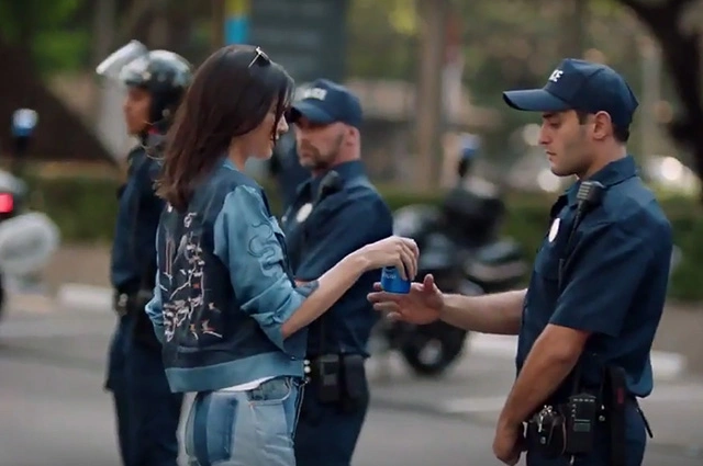 Скандал вокруг рекламы Pepsi (фото)