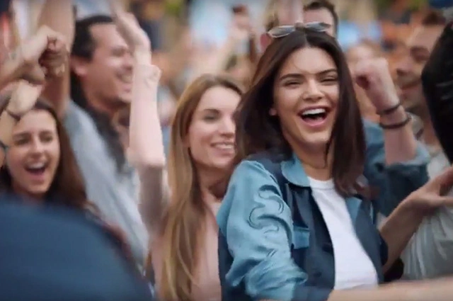 Скандал вокруг рекламы Pepsi (фото)