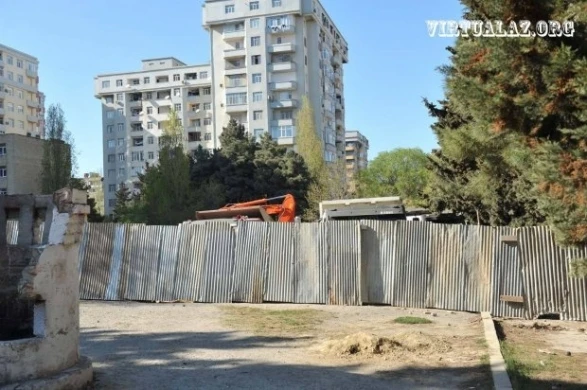 В Баку снесли Парк шехидов и строят здание (фото)