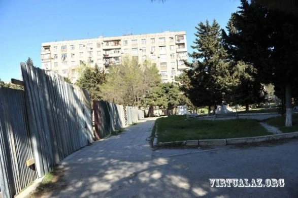 В Баку снесли Парк шехидов и строят здание (фото)