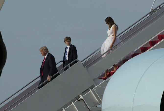 Дональда Трампа обвинили в неуважении к Мелании (фото)