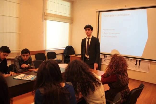 Efirdə lağa qoyulan Orxan Fəxrəddinov sektor müdiri imiş - FOTO