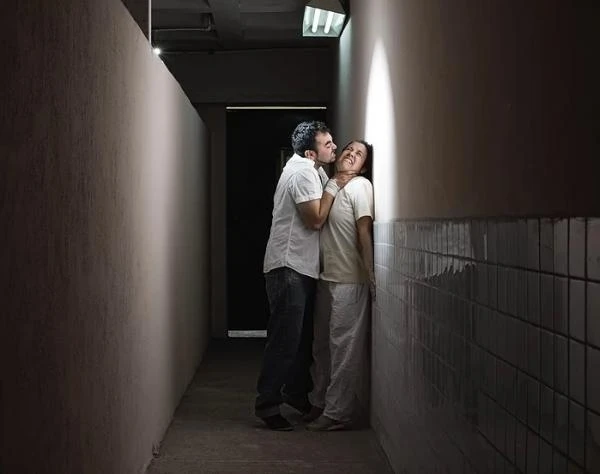 Homoseksualları “müalicə” edən gizli klinikalardan DƏHŞƏTLİ FOTOLAR