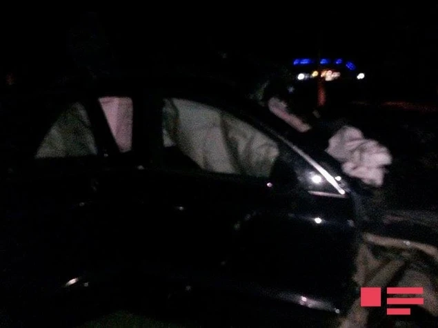 В Азербайджане сотрудник полиции врезался в стену на “Porsche”, есть погибший (фото)