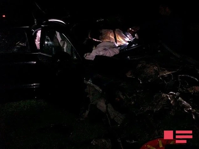 В Азербайджане сотрудник полиции врезался в стену на “Porsche”, есть погибший (фото)
