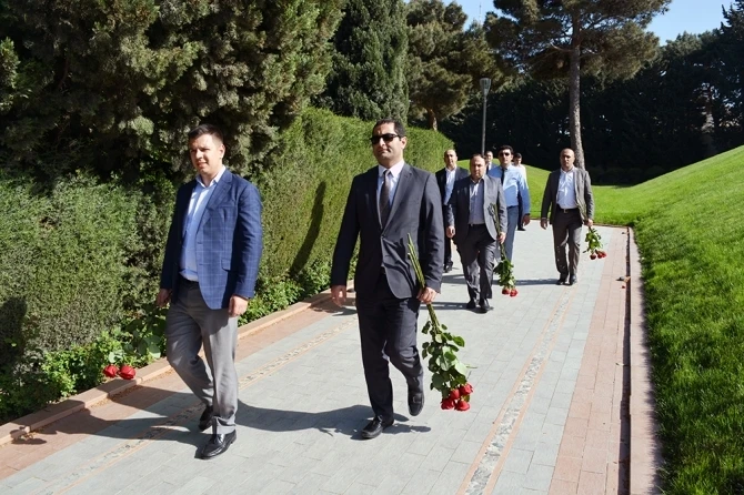 Коллектив NIKOIL | Bank-a посетил могилу Общенационального лидера Гейдара Алиева (фото)