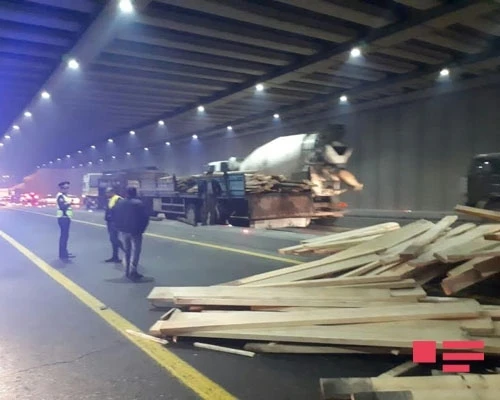 ДТП в Баку: прекращено движение на главном проспекте (видео)