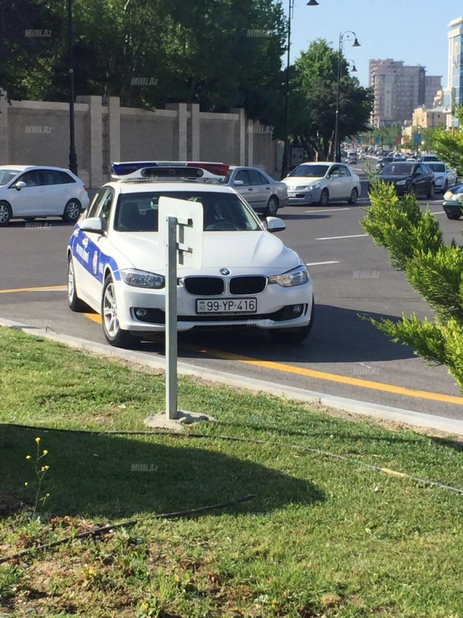 Bakıda polis qadın sürücünün maşınının təkərini dəyişdi (FOTO)