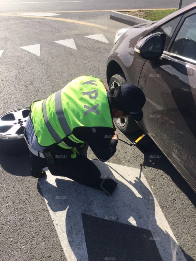 Bakıda polis qadın sürücünün maşınının təkərini dəyişdi (FOTO)