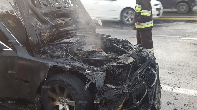 Bakıda BMW qəfil alovlandı - FOTO
