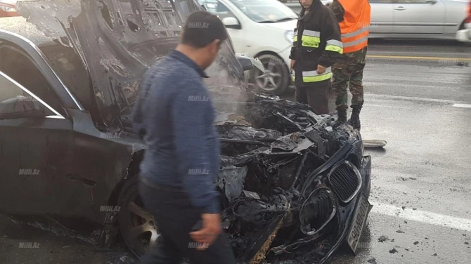Bakıda BMW qəfil alovlandı - FOTO
