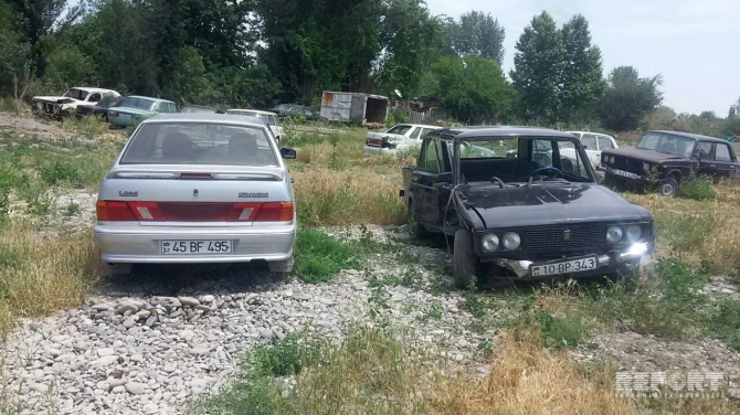 В Азербайджане автомобиль упал с эвакуатора (фото)
