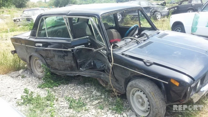 В Азербайджане автомобиль упал с эвакуатора (фото)