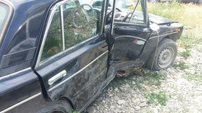 В Азербайджане автомобиль упал с эвакуатора (фото)