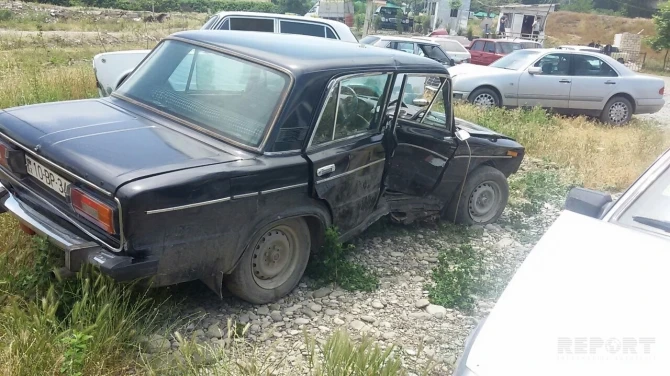В Азербайджане автомобиль упал с эвакуатора (фото)