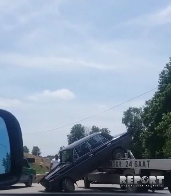 В Азербайджане автомобиль упал с эвакуатора (фото)