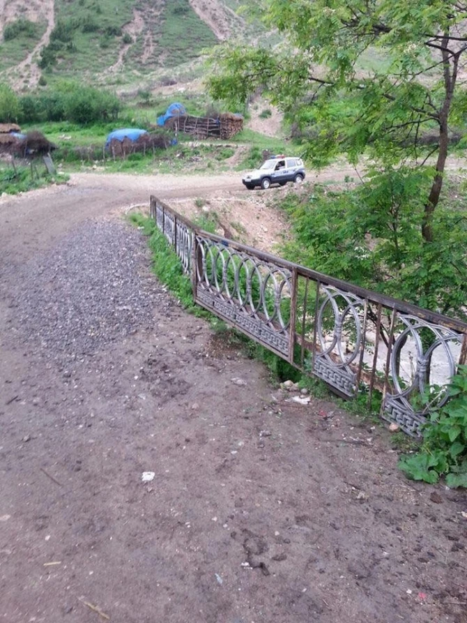 В Азербайджане полицейские отремонтировали мост за свой счет (фото)