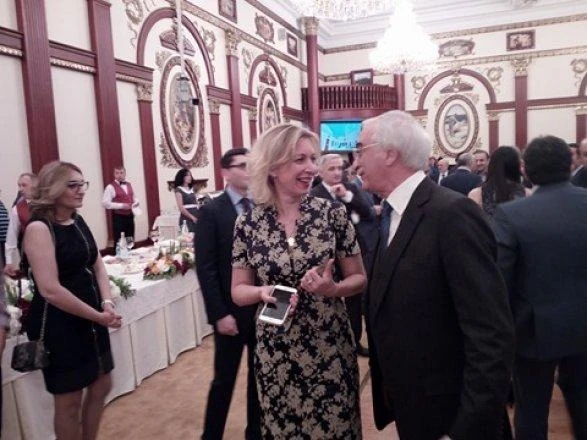 Azərbaycanlı jurnalistləriı təhqir edən Zaxarova səfirliyə gəldi – FOTO