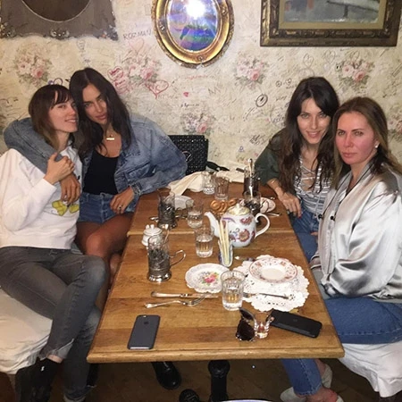 Ирина Шейк устроила ночной девичник с русскими подругами в Нью-Йорке (фото)