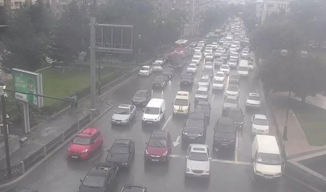 На двух основных магистралях Баку изменился скоростной режим (фото)