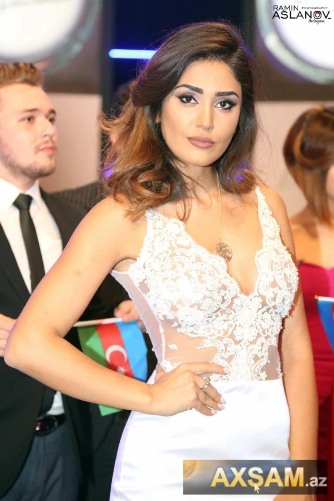 Pərvinin dekolteli transparan paltarı - (FOTO)
