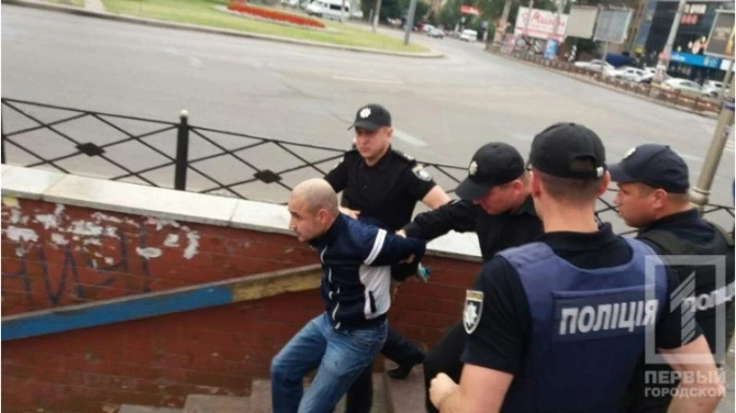 Саакашвили закидали яйцами и облили зеленкой (видео)