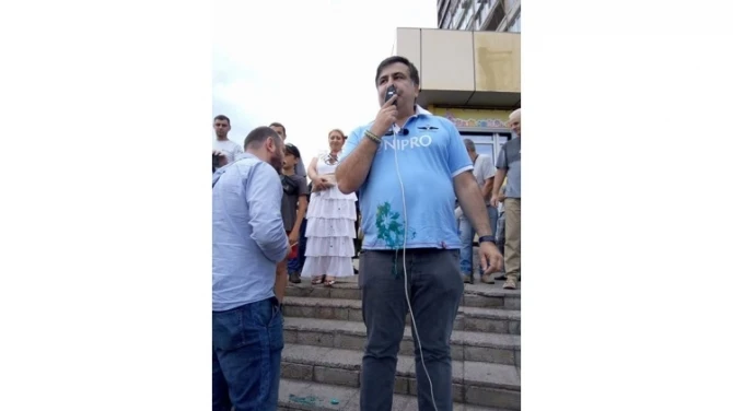 Саакашвили закидали яйцами и облили зеленкой (видео)