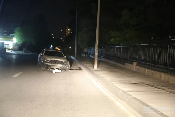В Баку машина врезалась в ворота университета, женщина вылетела из окна (фото)