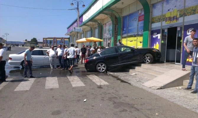 В Азербайджане автомобиль въехал в супермаркет (фото)