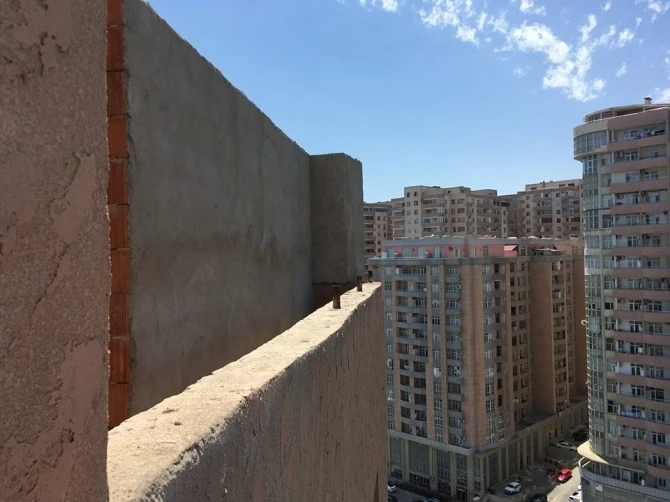 В Баку на 16-этажном здании 