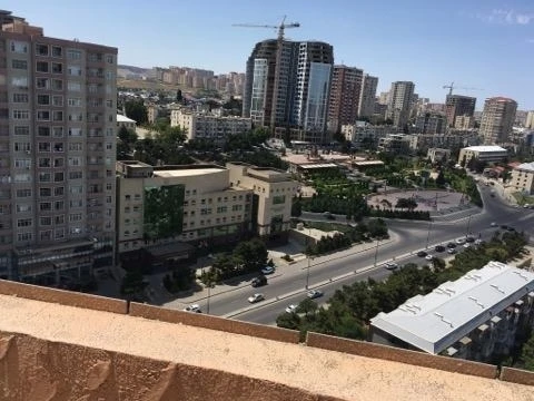 В Баку на 16-этажном здании 
