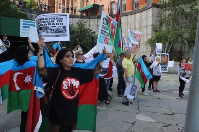 Азербайджанцы провели акцию протеста перед зданием ООН (фото)