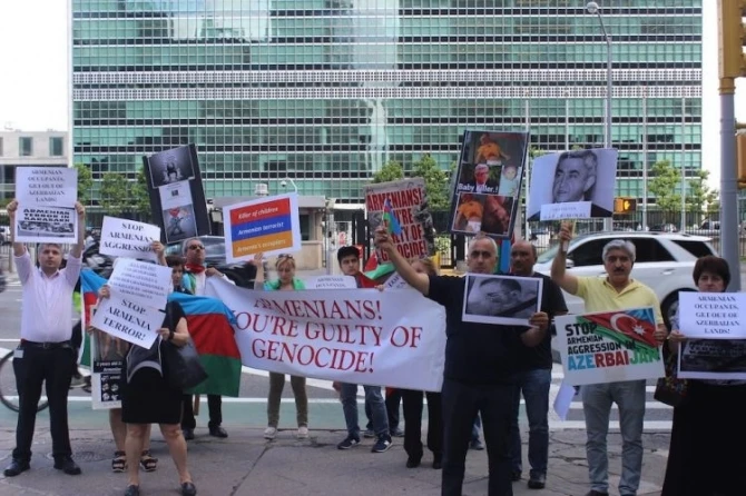 Азербайджанцы провели акцию протеста перед зданием ООН (фото)