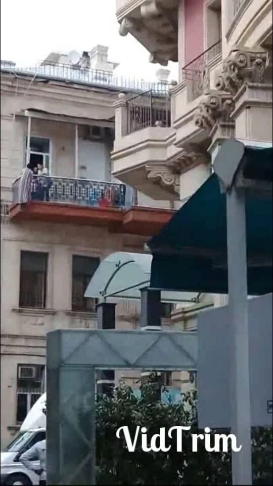 Bakıda özünü binadan atan qadının intihar anının  YENİ VİDEOsu