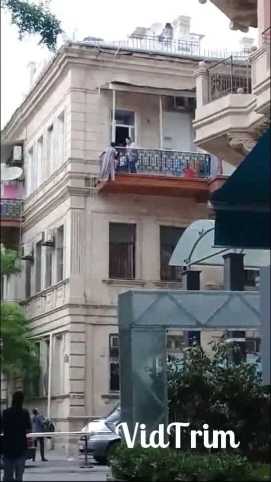 Bakıda özünü binadan atan qadının intihar anının  YENİ VİDEOsu
