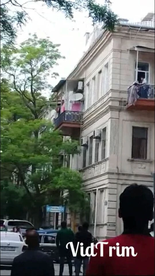 Bakıda özünü binadan atan qadının intihar anının  YENİ VİDEOsu