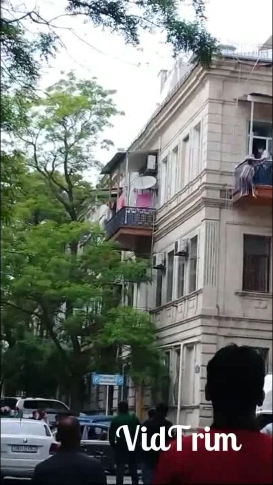 Bakıda özünü binadan atan qadının intihar anının  YENİ VİDEOsu