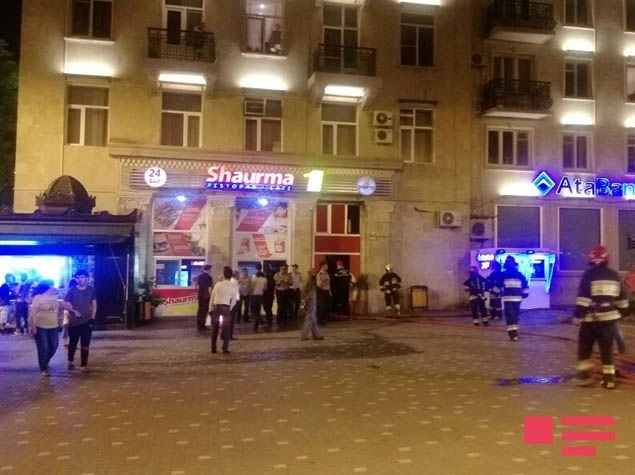 Bakıda “Shaurma N1”də yanğın: Müştərilər təxliyə olundu - FOTO