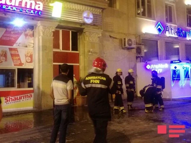 Bakıda “Shaurma N1”də yanğın: Müştərilər təxliyə olundu - FOTO