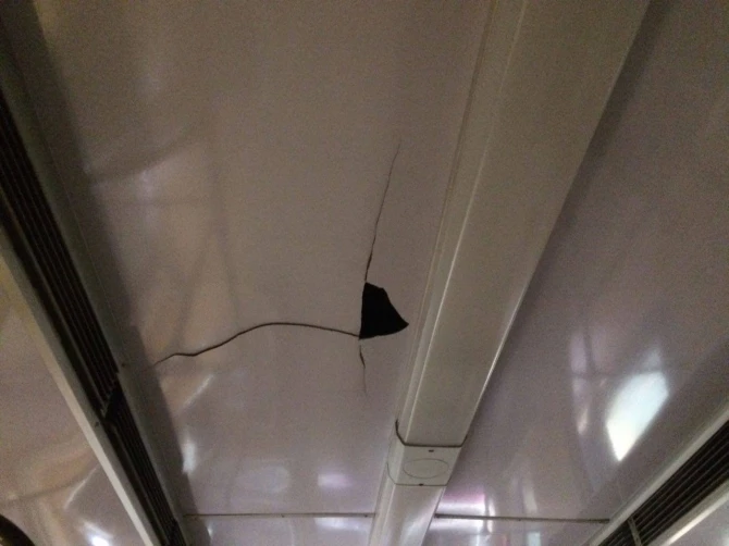 Bakı metrosunda xuliqanlıq: qatarı dağıtdılar (FOTO)