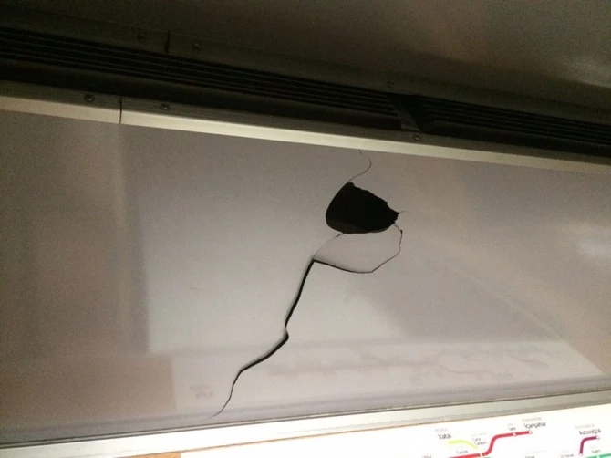 Bakı metrosunda xuliqanlıq: qatarı dağıtdılar (FOTO)
