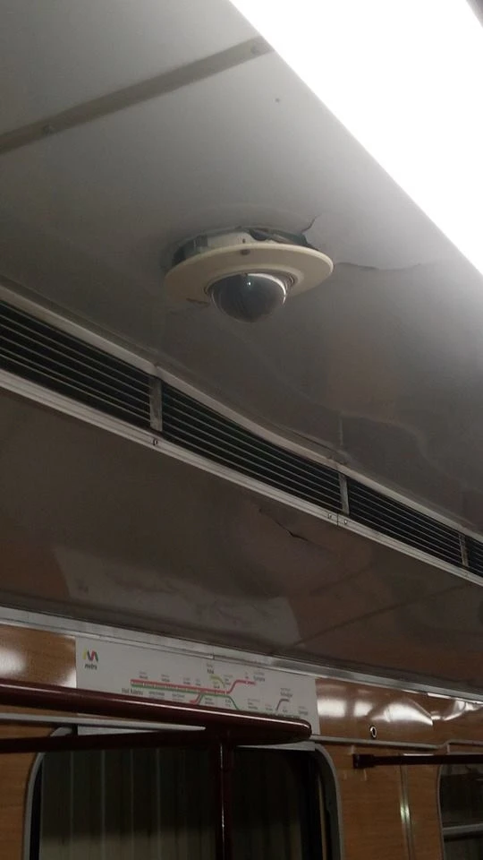 Bakı metrosunda xuliqanlıq: qatarı dağıtdılar (FOTO)