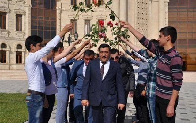 “Gül balalar”ına görə işdən qovulan papalar... - Siyahı