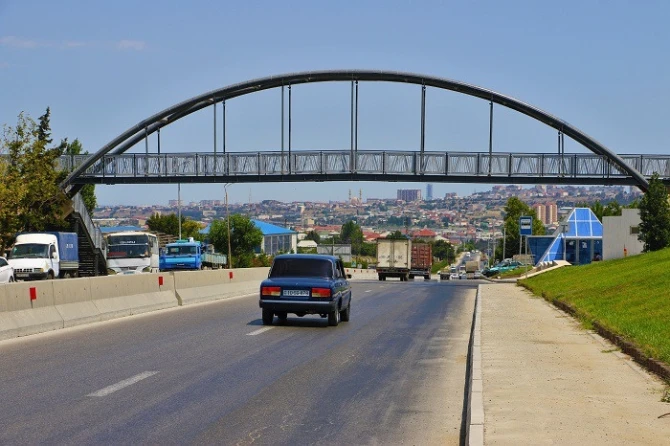 В Баку открыт пешеходный переход нового типа (фото)