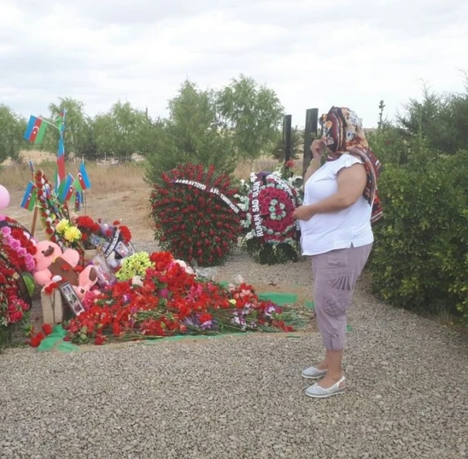 Приехавшая в Азербайджан армянка посетила могилу Захры (фото)