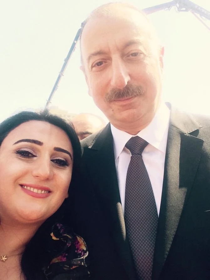 Получившие квартиры журналисты сделали селфи с президентом (фото)