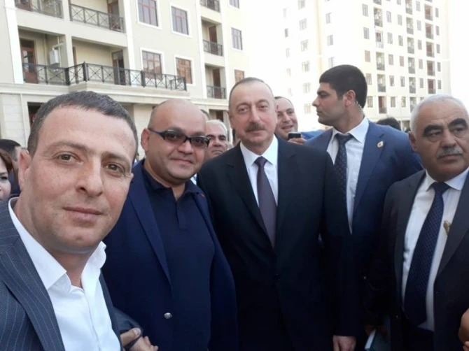Получившие квартиры журналисты сделали селфи с президентом (фото)