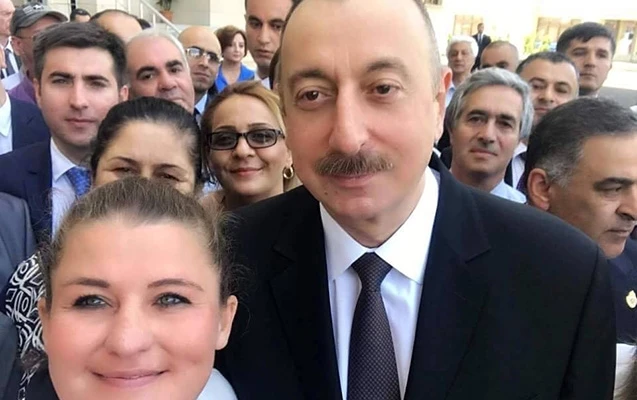 Получившие квартиры журналисты сделали селфи с президентом (фото)
